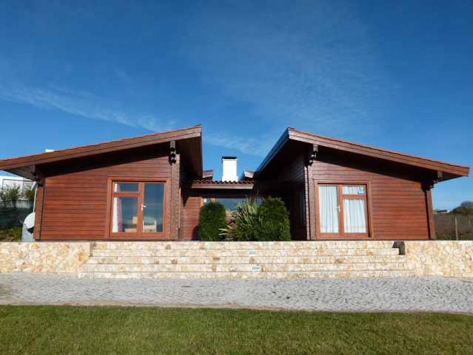 © Rusticasa & Miguel Viseu Coelho Arquitectos Associados RUSTICASA Nhà gỗ Than củi Multicolored House,prefabricated house,wooden house,Wood,wood exterior,wood panel wall,Rusticasa