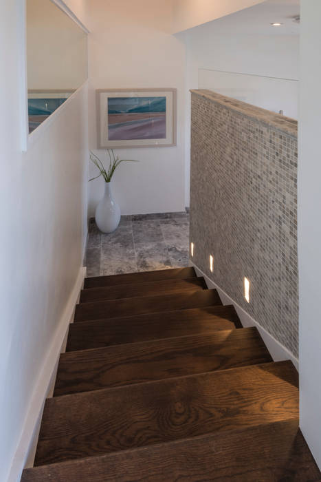 Bachelor Pad - Hyde Park, Prestige Architects By Marco Braghiroli Prestige Architects By Marco Braghiroli Casas de banho clássicas stairs,lighting,wood flooring