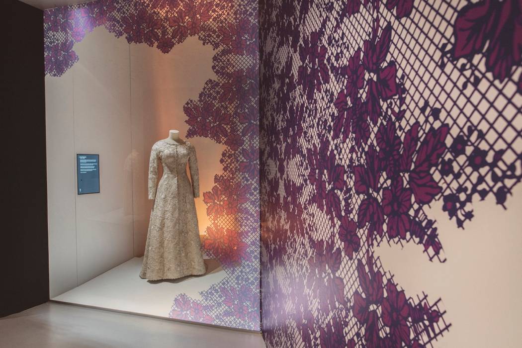 Expo "Balenciaga a traves del encaje" Hiruki studio Espacios comerciales Museos