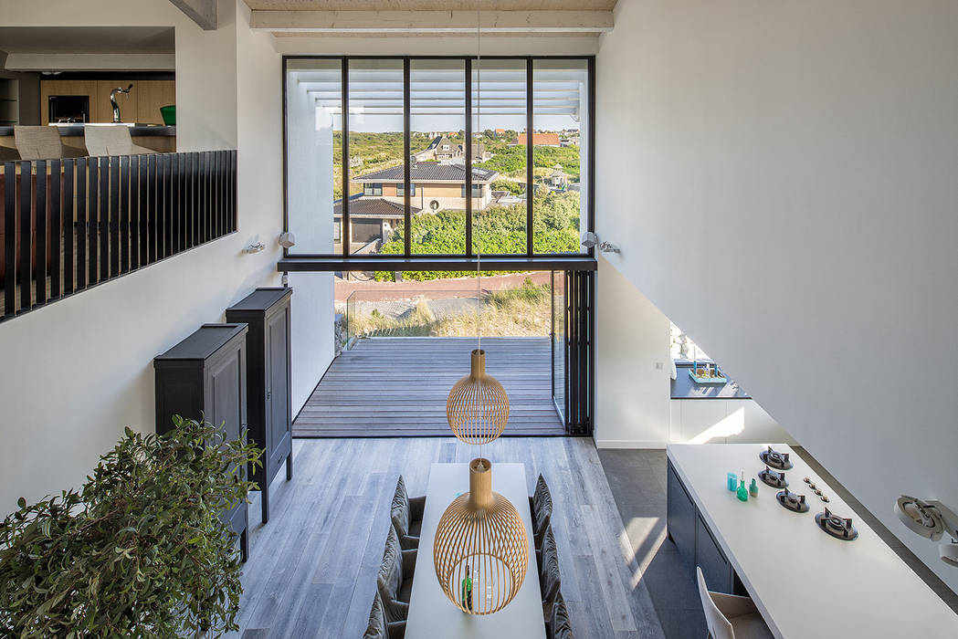 Villa in de duinen: met uitzicht op zee zijn alle dromen vervuld, BNLA architecten BNLA architecten Mediterranean style dining room