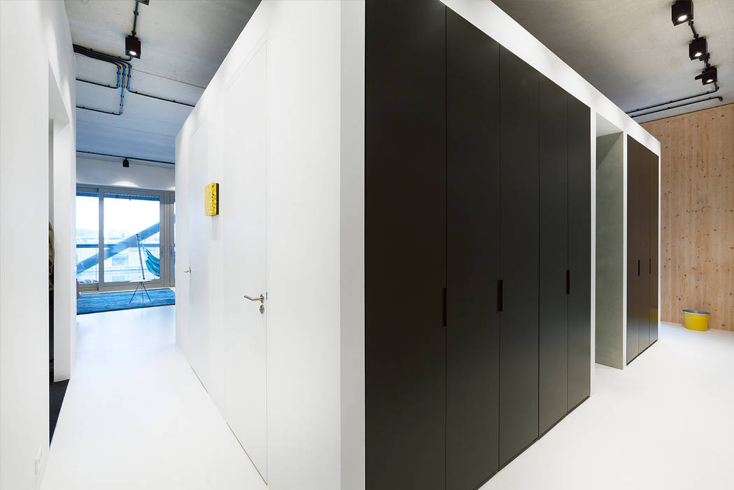 Strak, modern en duurzaam interieur met karakter, BNLA architecten BNLA architecten Moderne kleedkamers