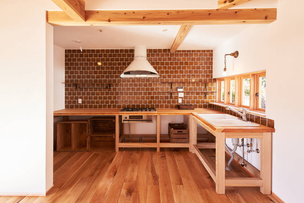 琵琶湖の家, URBAN GEAR URBAN GEAR Kitchen Solid Wood Brown