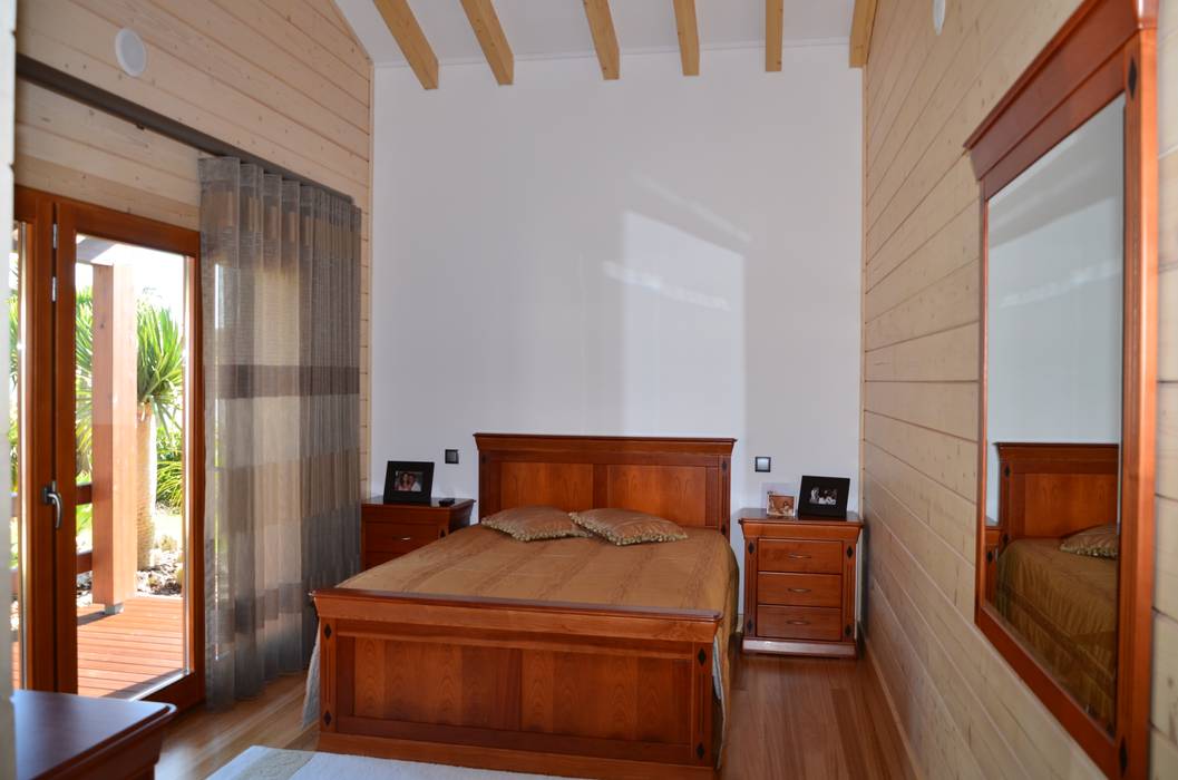 RUSTICASA | Casa unifamiliar | Sta. Maria da Feira, RUSTICASA RUSTICASA Tropical style bedroom Solid Wood Multicolored