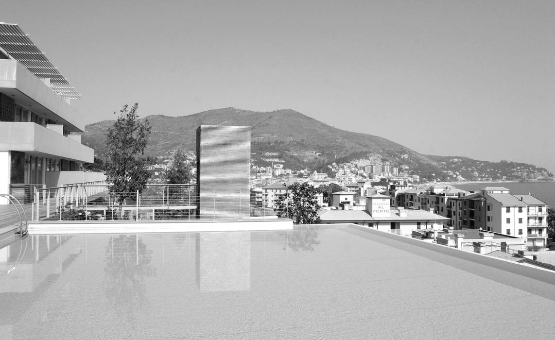 case a Spotorno con piscina, ariu + vallino architetti ariu + vallino architetti مسبح لانهائي خشب Wood effect