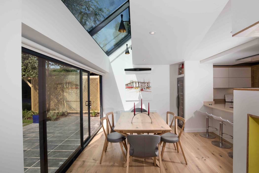 House in Hamble, LA Hally Architect LA Hally Architect Modern dining room