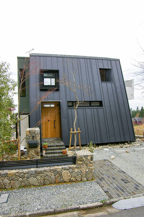 mori-山 アトリエのある黒い家, 一級建築士事務所アールタイプ 一級建築士事務所アールタイプ Casas unifamiliares Metal