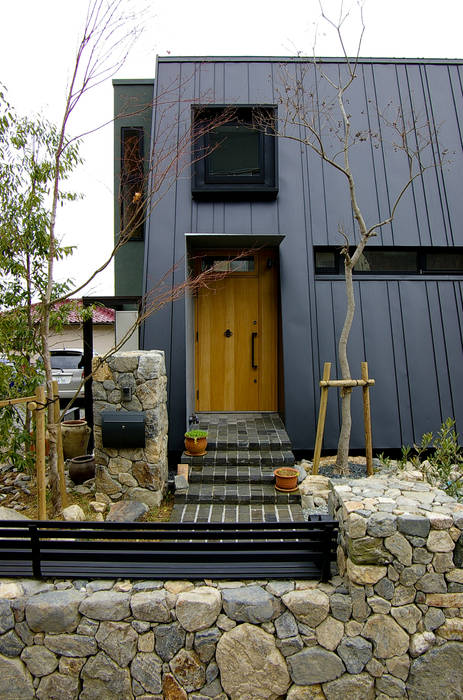 mori-山 アトリエのある黒い家, 一級建築士事務所アールタイプ 一級建築士事務所アールタイプ Front doors Wood Wood effect