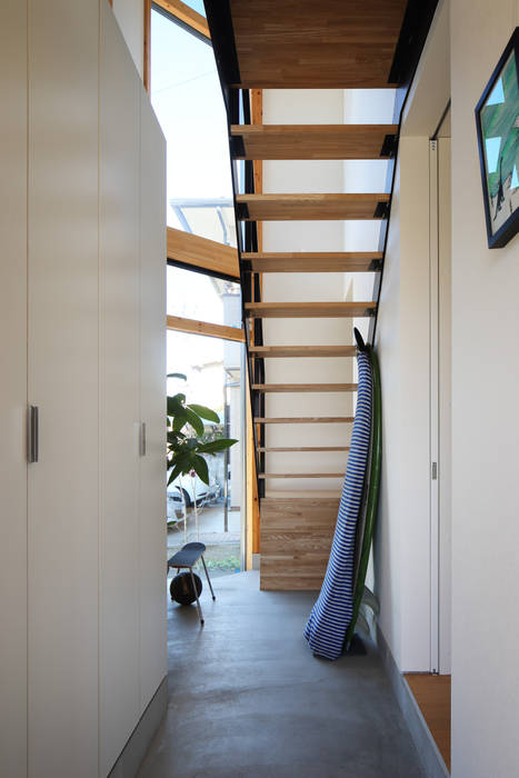 plug, *studio LOOP 建築設計事務所 *studio LOOP 建築設計事務所 Modern corridor, hallway & stairs