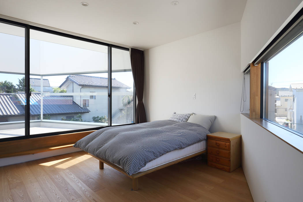 plug, *studio LOOP 建築設計事務所 *studio LOOP 建築設計事務所 Modern style bedroom