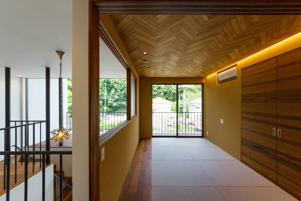 haus-flat 和室 一級建築士事務所haus モダンデザインの 多目的室 木 木目調 和室,畳,吹抜,へリンボーン,間接照明