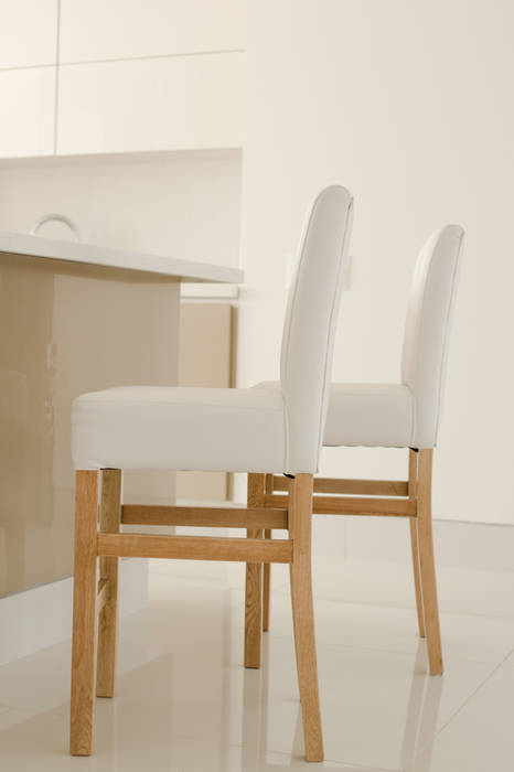 Un hogar contemporaneo, Monica Saravia Monica Saravia Dapur Klasik Kayu Wood effect Tables & chairs