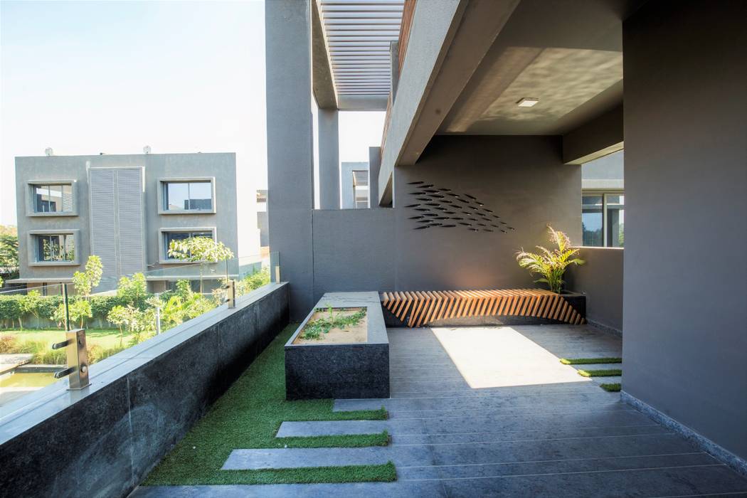 TERRACE VIEW DESIGNER'S CIRCLE Modern balcony, veranda & terrace Plant,Property,Fixture,Sky,Building,Interior design,Architecture,Window,Urban design,Condominium