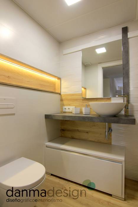 Baño de invitados Danma Design Baños de estilo escandinavo Cerámico baño,nordico,iluminacion,zaragoza,interiorismo,danma