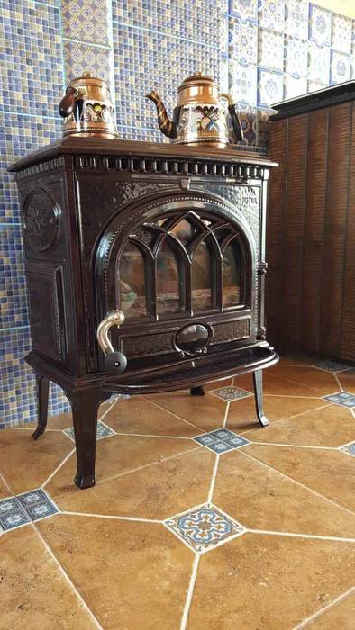 Jotul F3 бордового цвета, Маргарита Клепцова камины и печи Маргарита Клепцова камины и печи Living room Metal Fireplaces & accessories