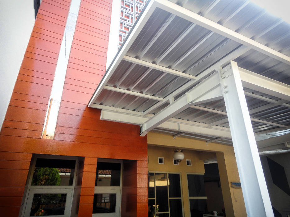Detail sambungan struktur kolom balok baja, atap, dan dinding. studioindoneosia Rumah Modern Komposit Kayu-Plastik Wood effect