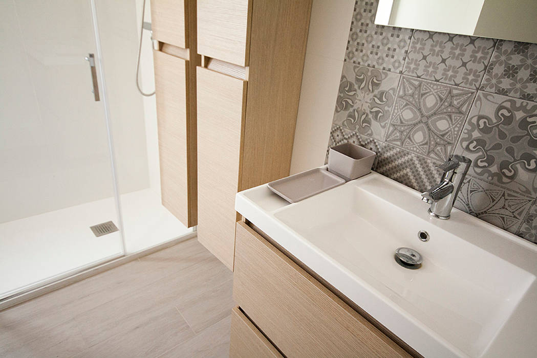 Apartamento con vistas al mar, Isho Design Isho Design Baños de estilo mediterráneo Grifo,Arreglo de tubería,Lavabo,Edificio,Madera,Cuarto de baño,Lavabo del baño,Accesorio,Líquido,Diseño de interiores