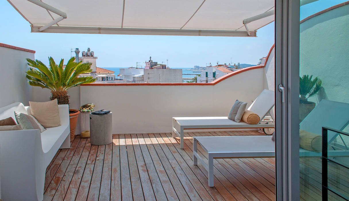 La terraza homify Balcones y terrazas de estilo moderno arquitectos,sitges,architects in sitges,terraza