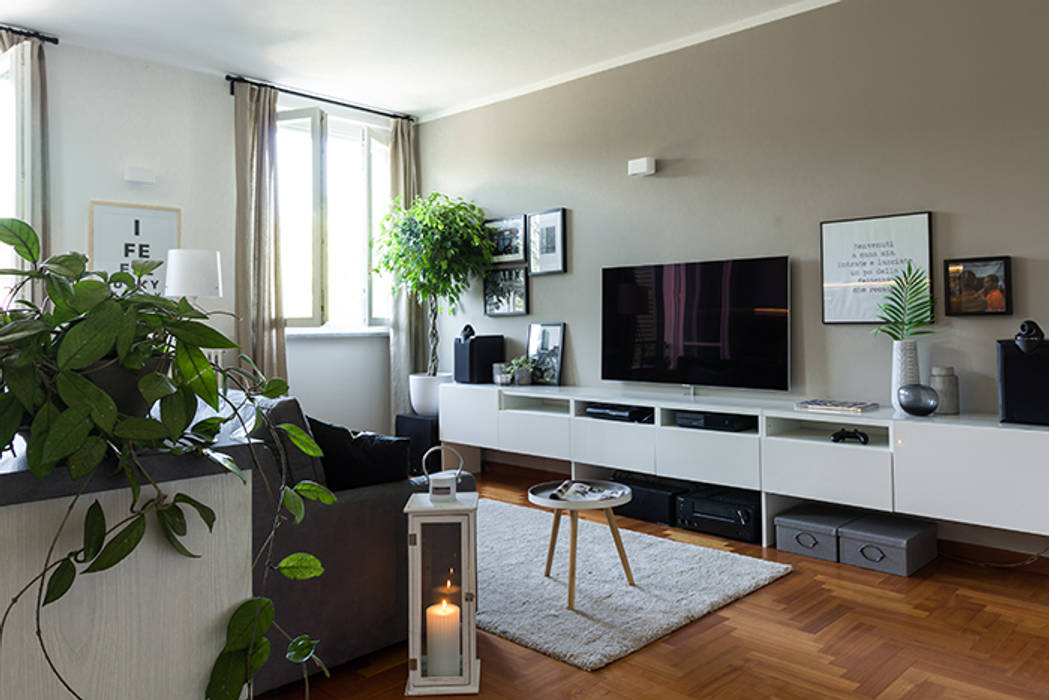 Bilocale per un giovane single., Boite Maison Boite Maison Modern living room TV stands & cabinets