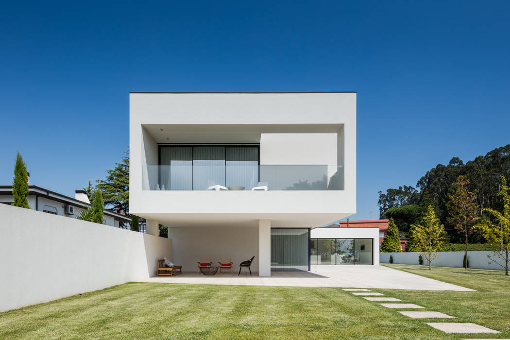 ALÇADO POENTE HUGO MONTE | ARQUITECTO Casas unifamilares Betão CASA BL,BEIRIZ,VILA DO CONDE,POVOA DE VARZIM,HUGO MONTE,BETÃO,VIDRO,BRANCO,JANRDIM,RELVA