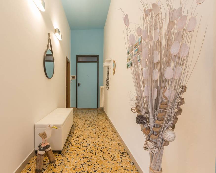 Gabbiano Reale, Home Staging per la microricettività, Anna Leone Architetto Home Stager Anna Leone Architetto Home Stager Minimalist corridor, hallway & stairs