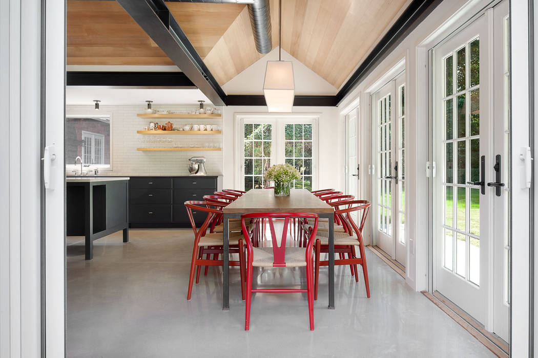 Shelter Island Country Home andretchelistcheffarchitects Industrial style dining room countryhome,french door,lofty kitchen,concrete floor,steel,steel structure,wood,shelter island,new york,polised concrete