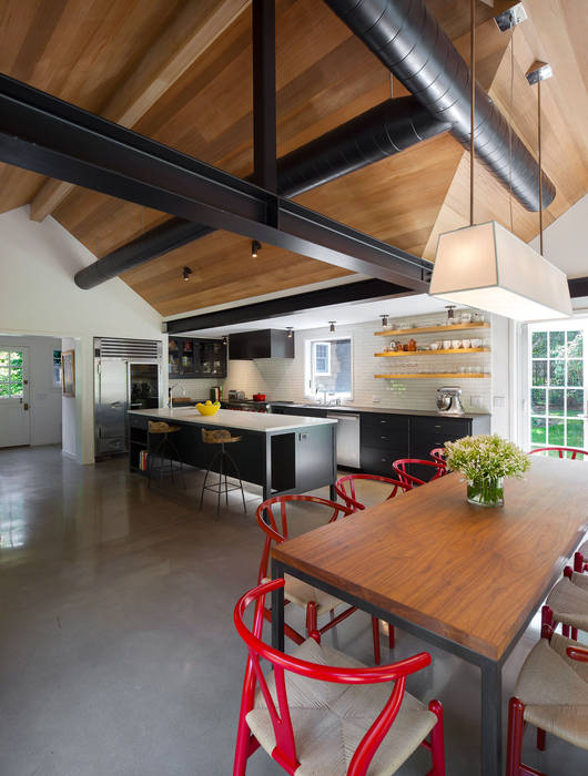 Shelter Island Country Home andretchelistcheffarchitects Industrial style dining room