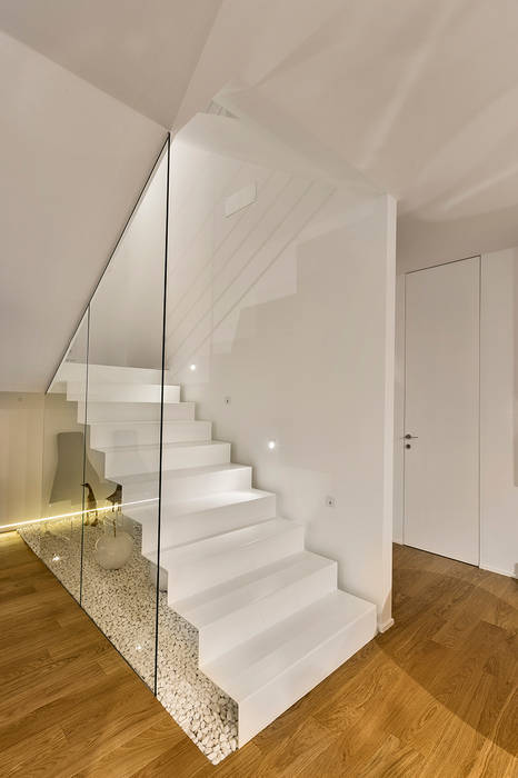 Ristrutturazione casa a schiera, Arch. Antonella Laruccia Arch. Antonella Laruccia Minimalist corridor, hallway & stairs Metal