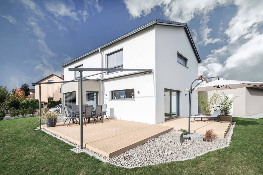 Effizienzhaus in innovativer Massivholzbauweise wir leben haus - Bauunternehmen in Bayern Moderner Balkon, Veranda & Terrasse Terrasse,Massivholzhaus,Passivhaus,Effizienzhaus