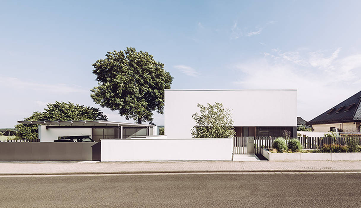 Einfamilienhaus, monogruen monogruen Klassische Häuser Wolke,Himmel,Pflanze,Gebäude,Rechteck,Schatten,Grundstück,Baum,Urban design,Asphalt