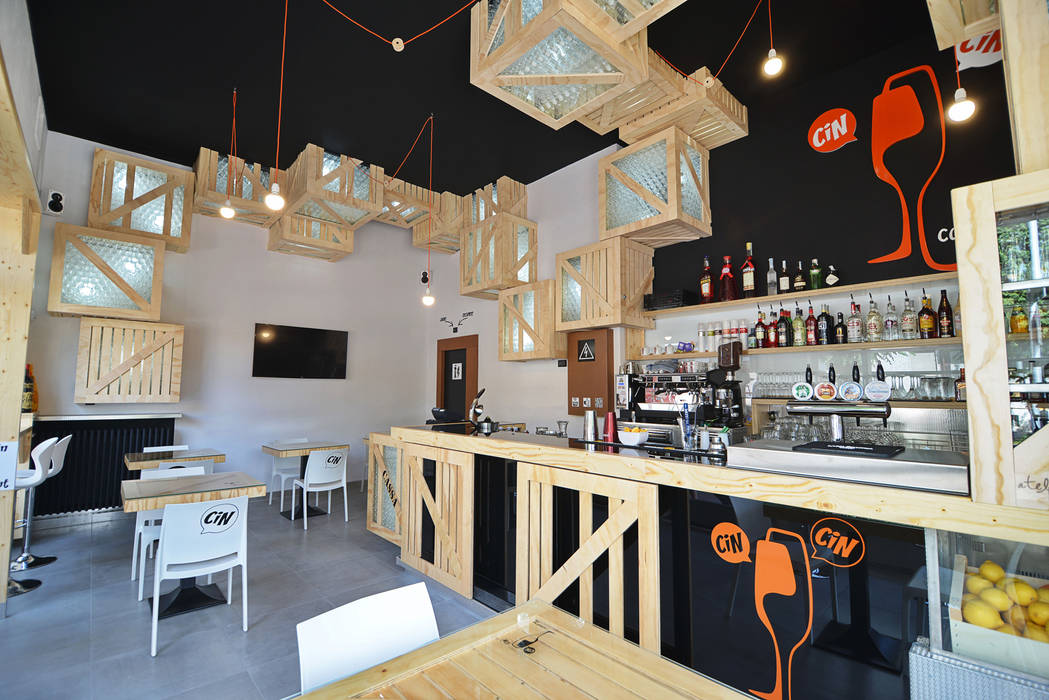 homify Espacios comerciales Madera Acabado en madera Bares y Clubs