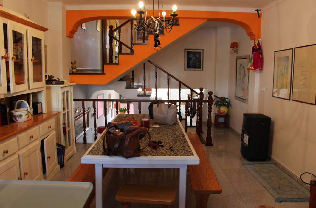 Antes: zona de refeições e vista geral das escadas e acesso ao escritório e sala de estar. Mowsha tek Design Lda