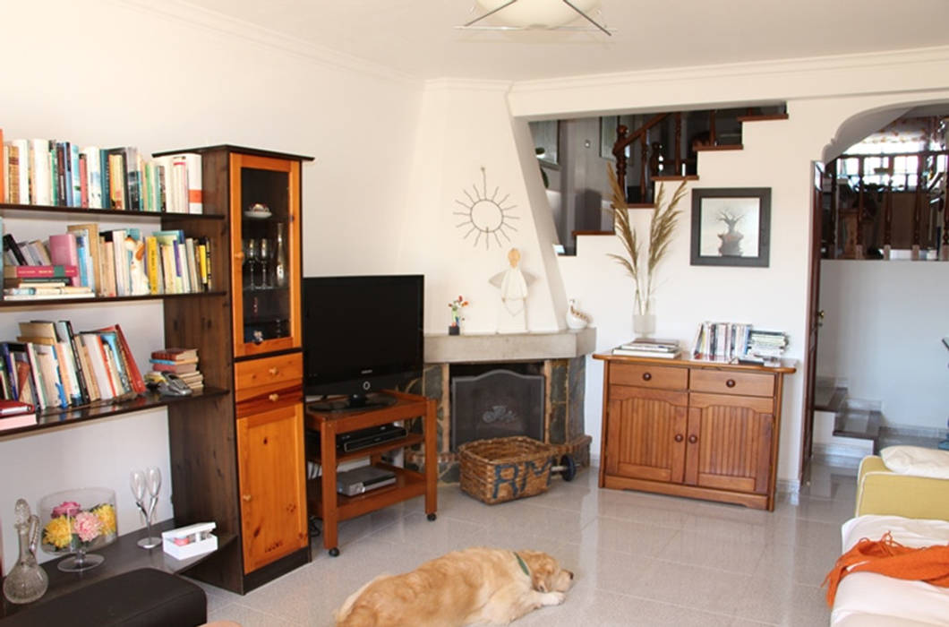 Antes: sala de estar: zona de televisão e lareira. Mowsha tek Design Lda