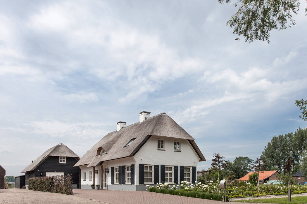 homify Landelijke huizen voorgevel,rieten kap,rieten dak,boerderijwoning,boerderij