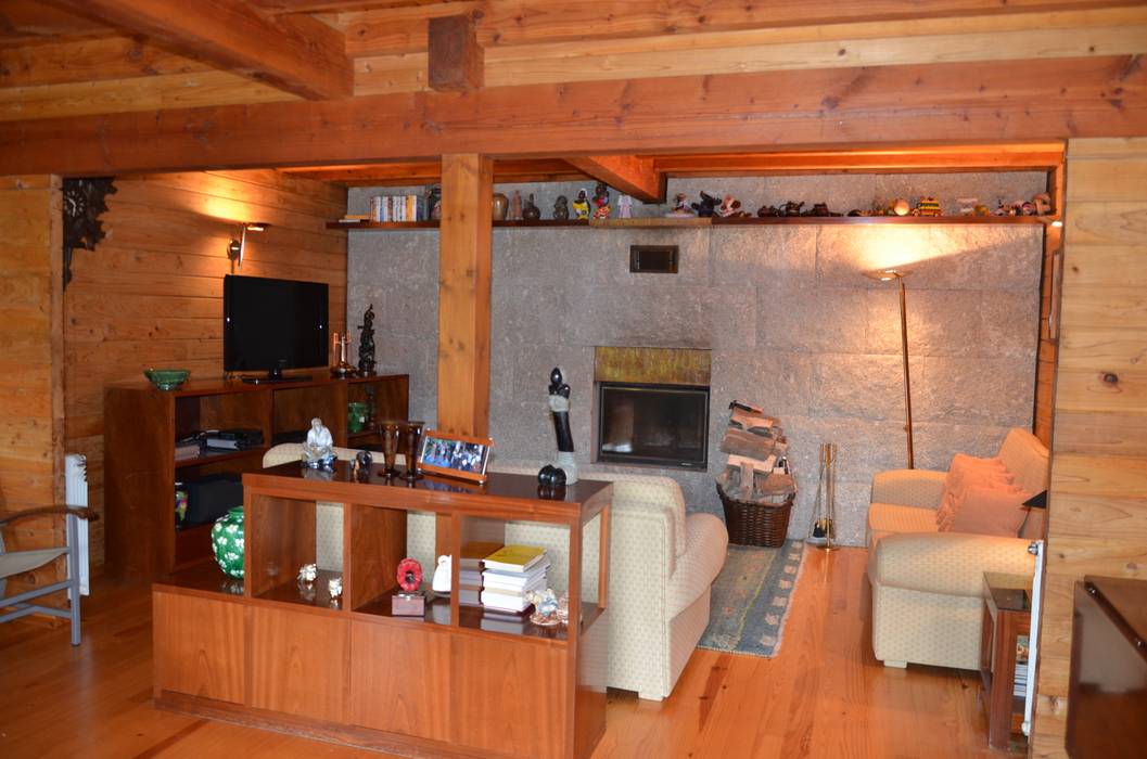 RUSTICASA | Casa da Caniçada | Terras de Bouro, RUSTICASA RUSTICASA Rustic style living room Solid Wood Multicolored