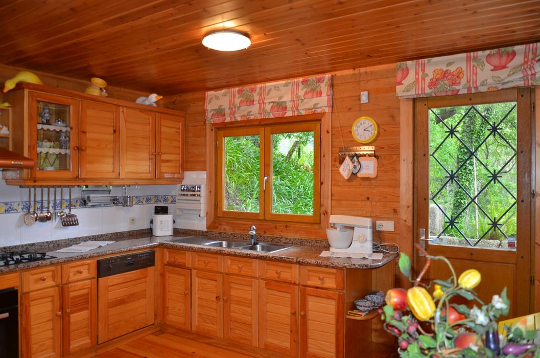 RUSTICASA | Casa da Caniçada | Terras de Bouro, RUSTICASA RUSTICASA Kitchen units Solid Wood Multicolored