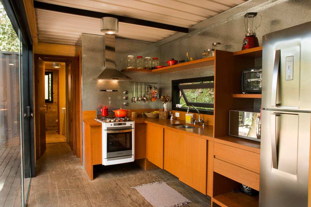 Casa Container, Giselle Wanderley arquitetura Giselle Wanderley arquitetura Kitchen units لکڑی Wood effect