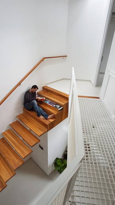 Heavy Rotation House, Parametr Architecture Parametr Architecture Modern corridor, hallway & stairs Wood Wood effect