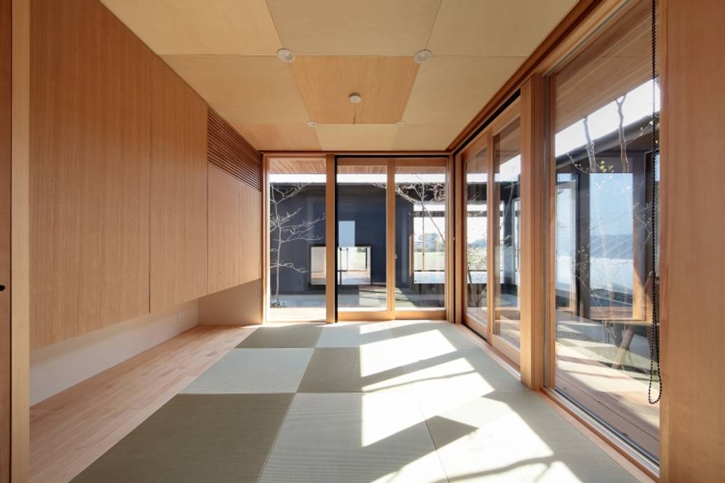 加須の平屋, TEKTON | テクトン建築設計事務所 TEKTON | テクトン建築設計事務所 Ruang Media Gaya Eklektik Kayu Wood effect