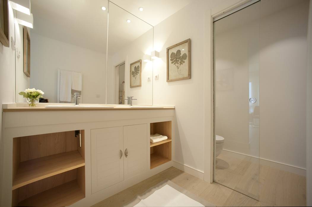 Reforma de vivienda en madera, blanco y tonos azules Sube Interiorismo Baños de estilo clásico iluminación para el cuarto de baño,pavimento del cuarto de baño,espejo del cuarto de baño,mobiliario lacado,mobiliario para el cuarto de baño,casa blanca