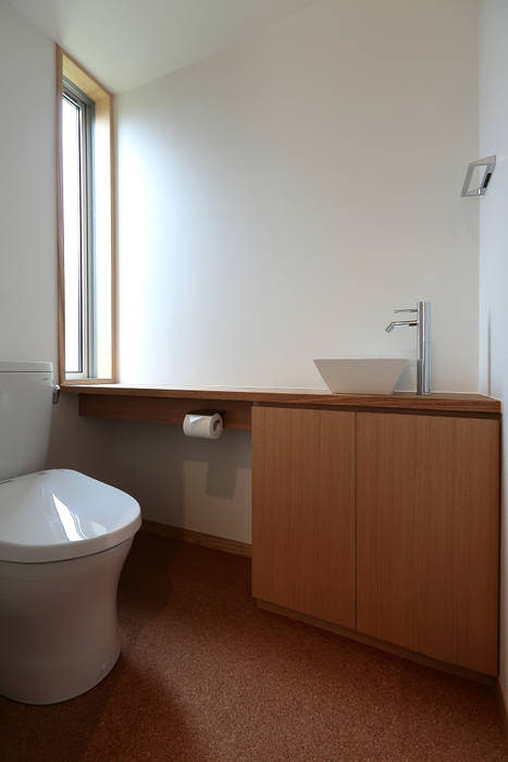 トイレ TEKTON | テクトン建築設計事務所 オリジナルな 壁&床 コルクタイル,造作家具,造付けカウンター
