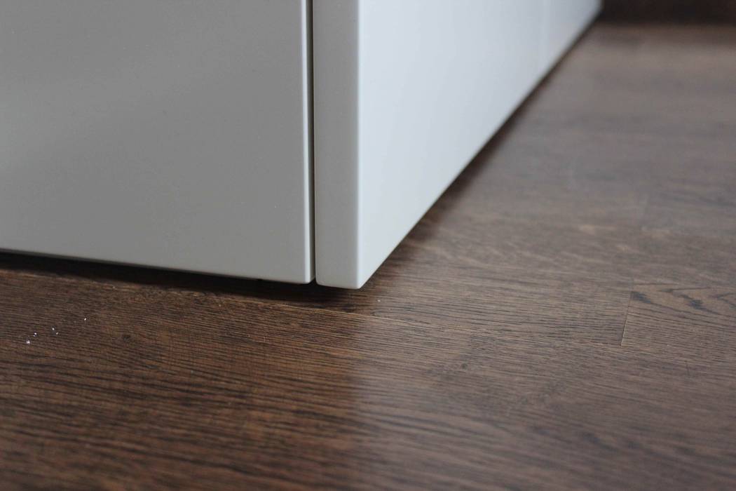Kleiderschrank Ohne Sockel Modern Von Haeku Innenausbau Gmbh Kuchenstudio Tischlerei Modern Holzwerkstoff Transparent Homify