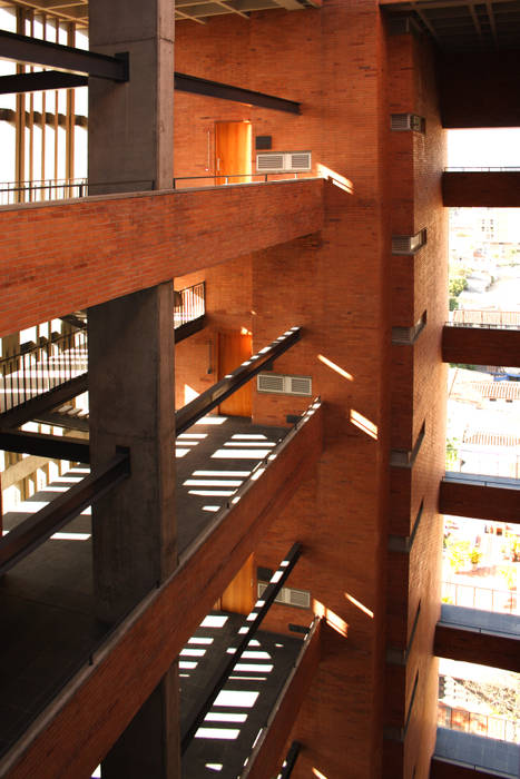 Astorga Loft, ARQUITECTOS URBANISTAS A+U ARQUITECTOS URBANISTAS A+U Nowoczesny korytarz, przedpokój i schody