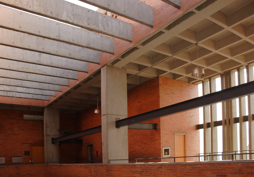 Astorga Loft ARQUITECTOS URBANISTAS A+U Pasillos, vestíbulos y escaleras modernos