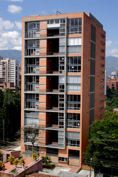 Astorga Loft, ARQUITECTOS URBANISTAS A+U ARQUITECTOS URBANISTAS A+U Modern houses