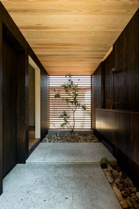 松栄の家, HEARTH ARCHITECTS/ハース建築設計事務所 HEARTH ARCHITECTS/ハース建築設計事務所 現代風玄關、走廊與階梯