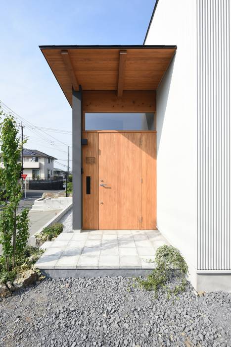 House Akm 薄い屋根のl字型の住まい 創右衛門一級建築士事務所 モダンな 家 Homify