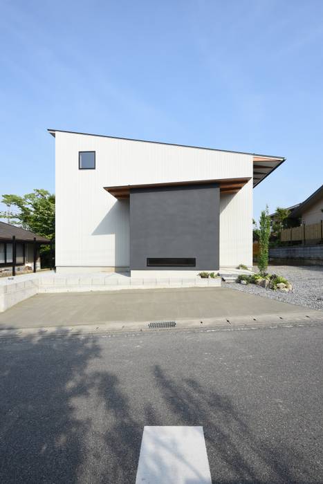 House Akm 薄い屋根のl字型の住まい 創右衛門一級建築士事務所 モダンな 家 Homify House Akm 薄い屋根のl字型の住まい 創右衛門一級建築士事務所 モダンな 家 Homify