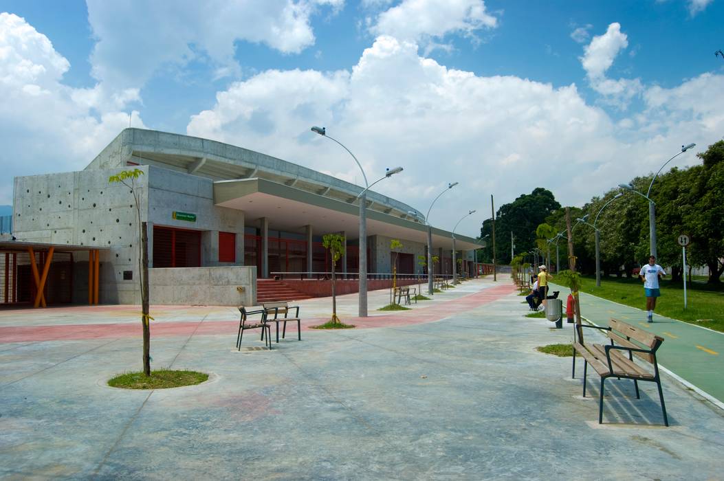 Unidad Deportiva Maria Luisa Calle ARQUITECTOS URBANISTAS A+U Gimnasios de estilo moderno