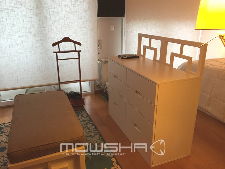 Suite Casal: Todo o mobiliário desenhado para o local tem arrumação específica (camiseiro com biombo) Mowsha tek Design Lda