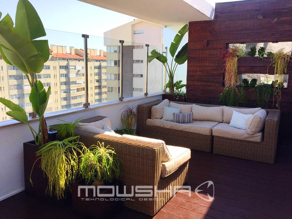 O terraço sul com uma zona aberta para a promoção do convívio dos habitantes e convidados. Mowsha tek Design Lda